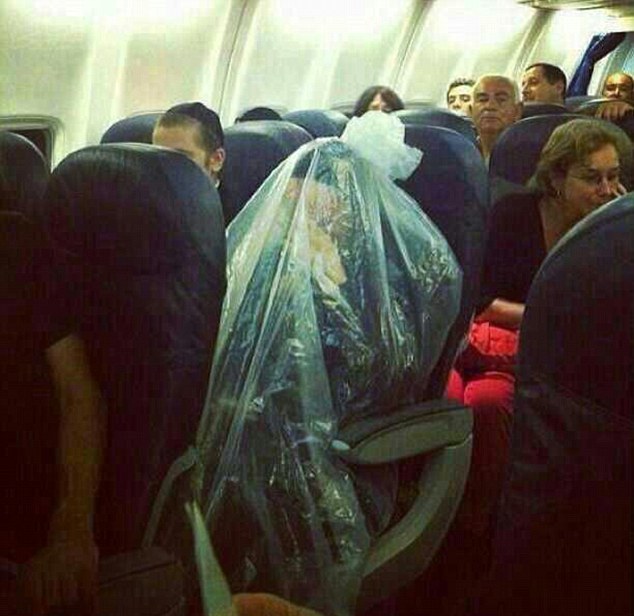 Τυλίχτηκε με πλαστική σακούλα μέσα στο αεροπλάνο