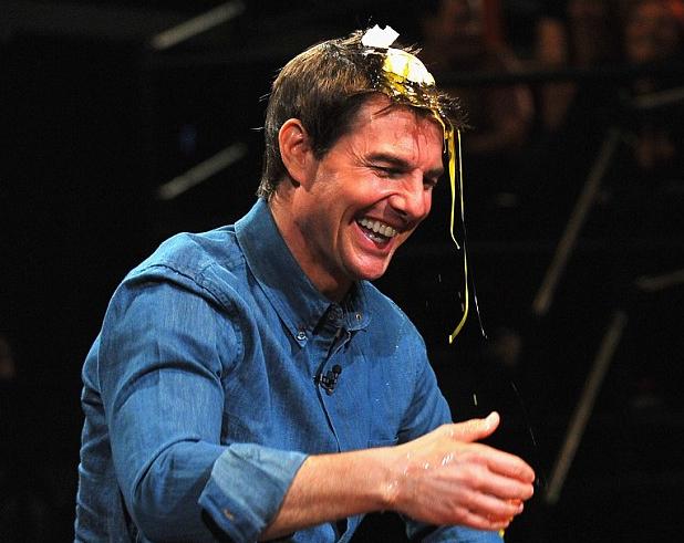 Ο Tom Cruise σπάει αυγά στο κεφάλι του