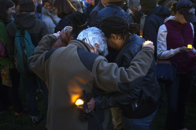 Ένα κερί και προσευχή για τα θύματα της Βοστώνης