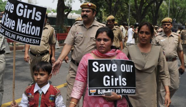 Ομαδικός βιασμός μητέρας και κόρης στην Ινδία