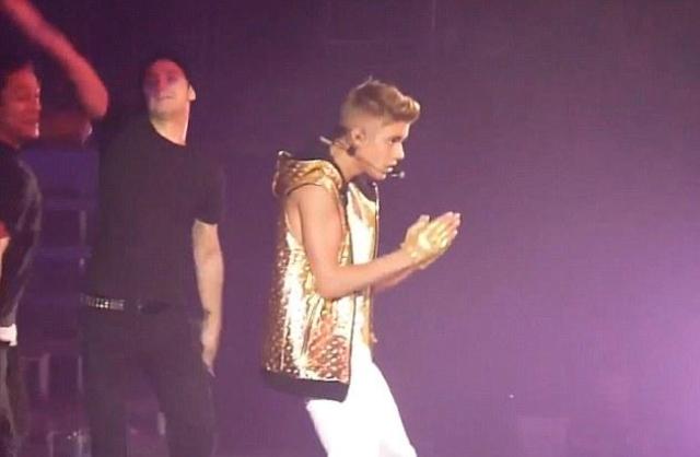 Διέκοψε τη συναυλία ο Bieber για να&#8230; προσευχηθεί