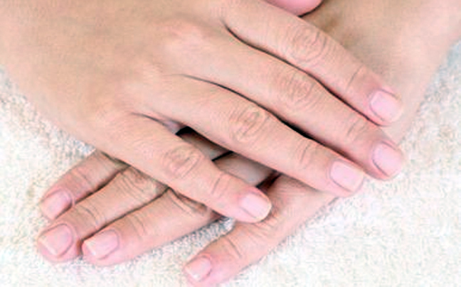 Πώς να απαλλαγείτε από τα κιτρινισμένα νύχια