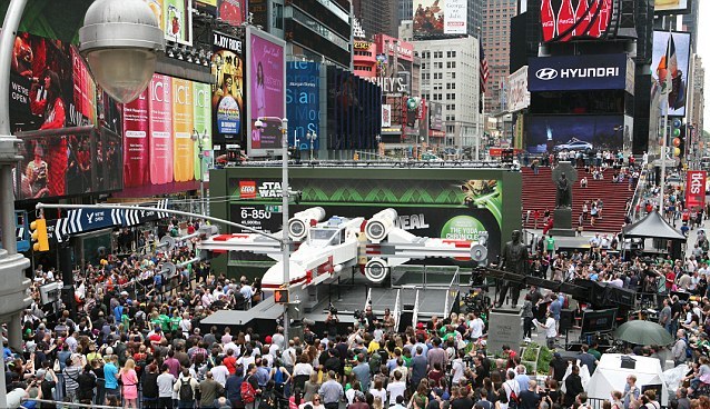 Σκάφος του Star Wars «προσγειώθηκε» στην Times Square