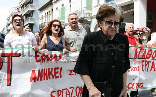 Ηλικιωμένη διαδηλώνει μαζί με τους εργαζομένους της ΕΡΤ