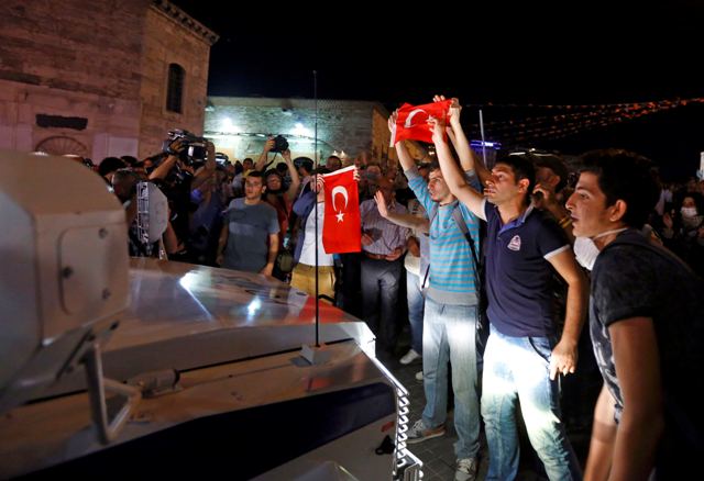 Ξανά στην πλατεία Ταξίμ οι τούρκοι διαδηλωτές