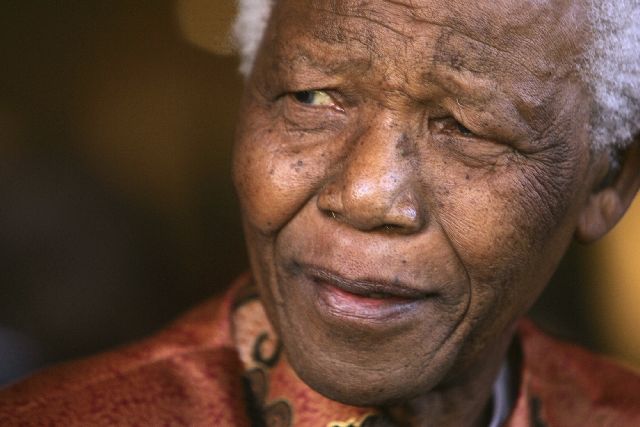Με νεύματα επικοινωνεί ο Μαντέλα