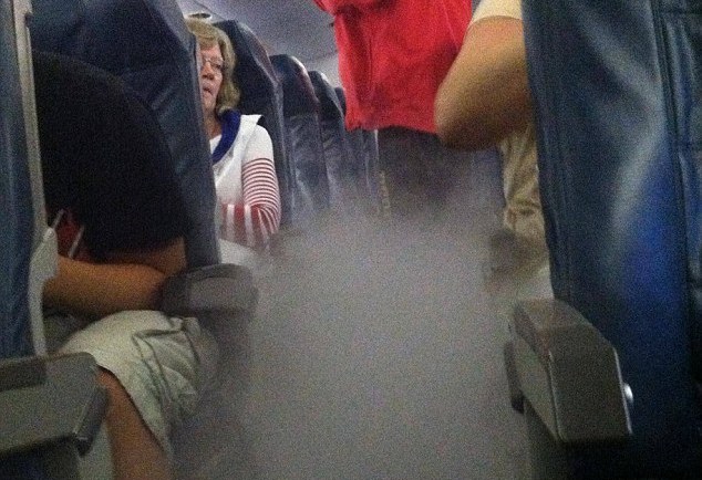 Πανικός από καπνό μέσα σε αεροσκάφος