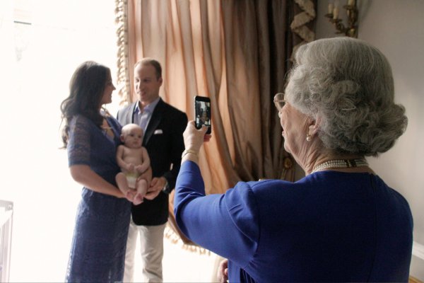 Οι πρώτες φωτογραφίες με το νέο μέλος της βασιλικής οικογένειας