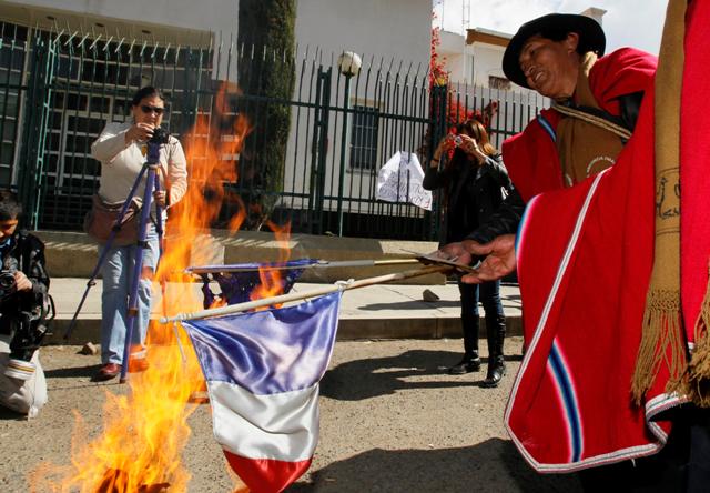 Διαδηλωτές έκαψαν γαλλικές σημαίες στη Βολιβία