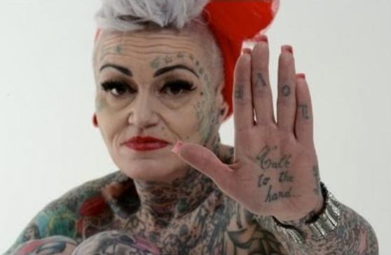 Τα τατουάζ της τρομάζουν τους άνδρες