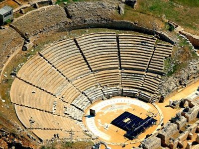 «Βρεγμένη» η πρεμιέρα της «Ειρήνης» στο αρχαίο θέατρο των Φιλίππων