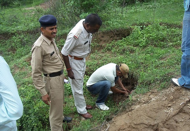 Έθαψαν βρέφος ζωντανό σε δασική περιοχή στην Ινδία
