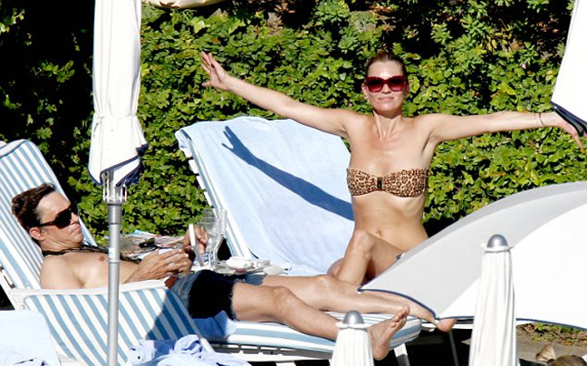 Η Kate Moss «μαζεύει» ιταλικό ήλιο