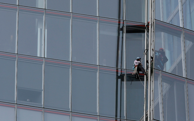 Ακτιβίστριες σκαρφάλωσαν στο υψηλότερο κτήριο της Βρετανίας