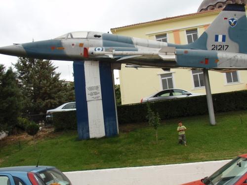 Εθελοντές αναπαλαιώνουν αεροσκάφος του πολεμικού μουσείου