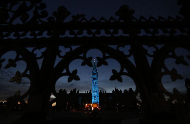 Μπλε φωτισμός στον Καναδά προς τιμήν του νεογέννητου