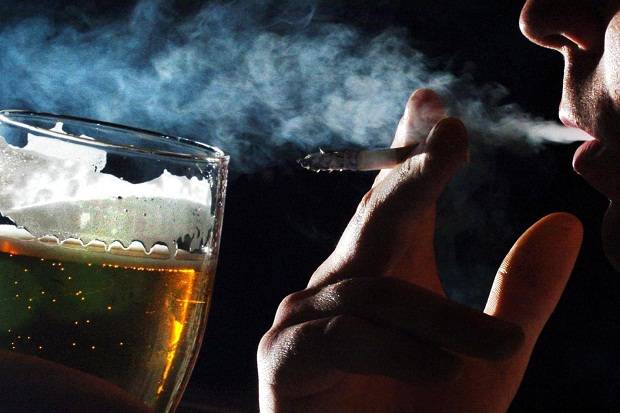 Τσιγάρο και ποτό επιταχύνουν τη νοητική εξασθένιση