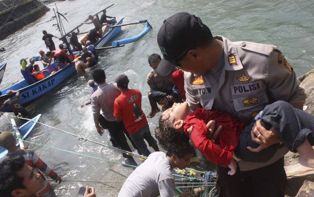 Εννέα νεκροί στο ναυάγιο στην Ινδονησία