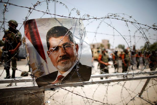 Με δακρυγόνα και ραβδιά απομάκρυναν 35 υποστηρικτές του Μόρσι