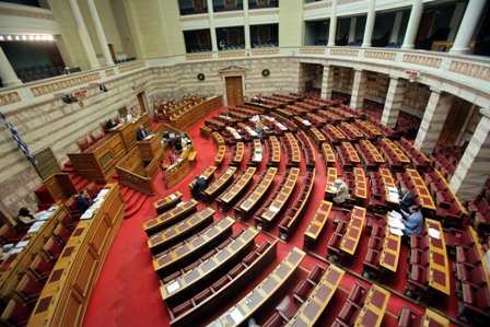 Στη Βουλή η τροπολογία για αναστολή χρηματοδότησης κομμάτων που εμπλέκονται σε κακουργήματα