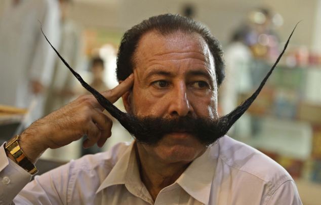 Δέχεται απειλές κατά της ζωής του… για το μουστάκι του