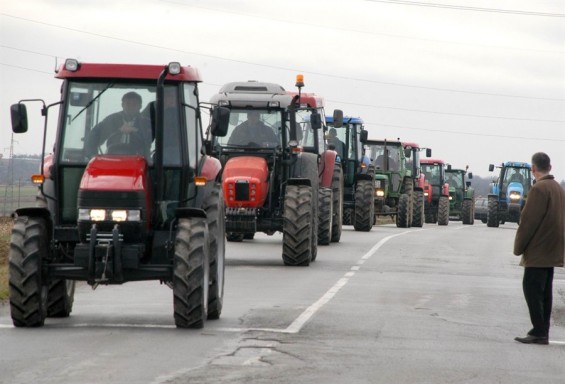 Ετοιμάζουν τα τρακτέρ για τις εθνικές οδούς οι αγρότες