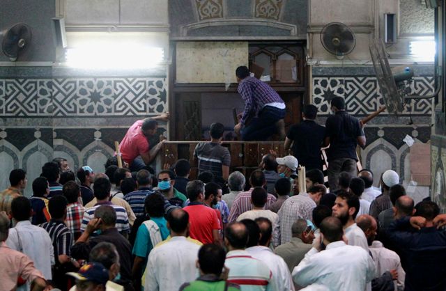 Σε πολιορκία κεντρικό τζαμί του Καΐρου