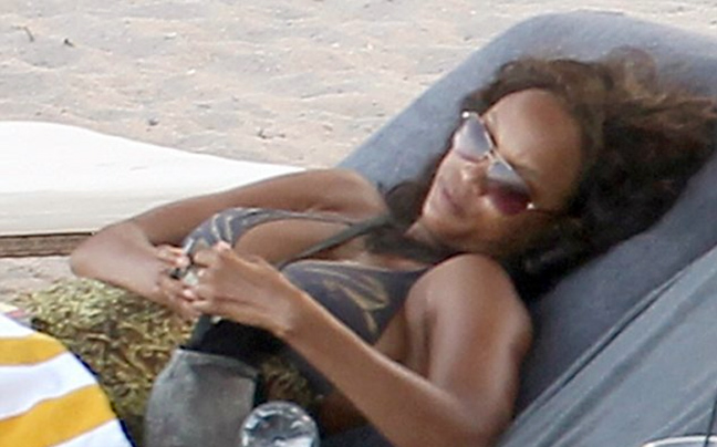 Ξάπλα στην Καραϊβική η Tyra Banks