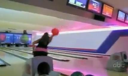 Μια ξανθιά παίζει bowling