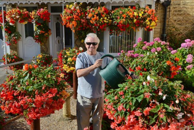 Τυφλός βραβεύτηκε για τον πολύχρωμο κήπο του