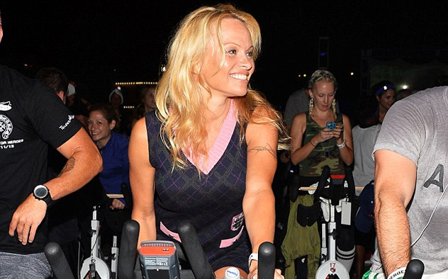 Η Pamela Anderson κάνει ποδήλατο με φόρεμα
