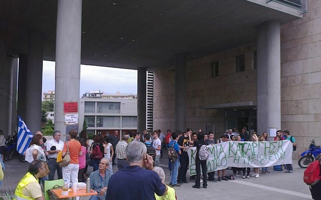 Καθηγητές και σχολικοί φύλακες έξω από το δημαρχείο της Θεσσαλονίκης
