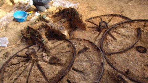 Αρχαιολόγοι ανακάλυψαν άμαξα 2.500 χρόνων