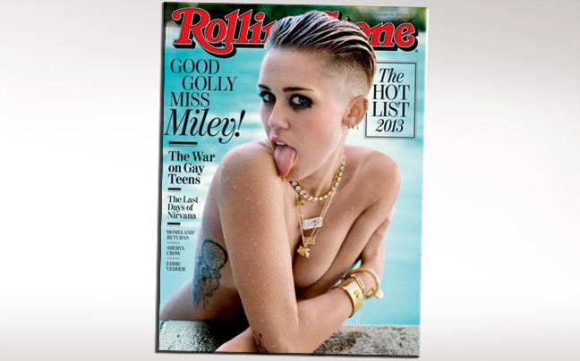 Τόπλες σε φωτογράφιση η Miley Cyrus
