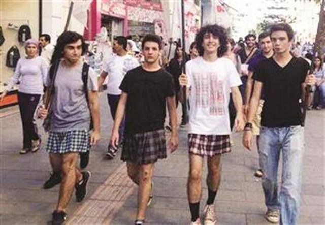 Φόρεσαν φούστες γιατί τις απαγόρεψαν στις συμμαθήτριές τους