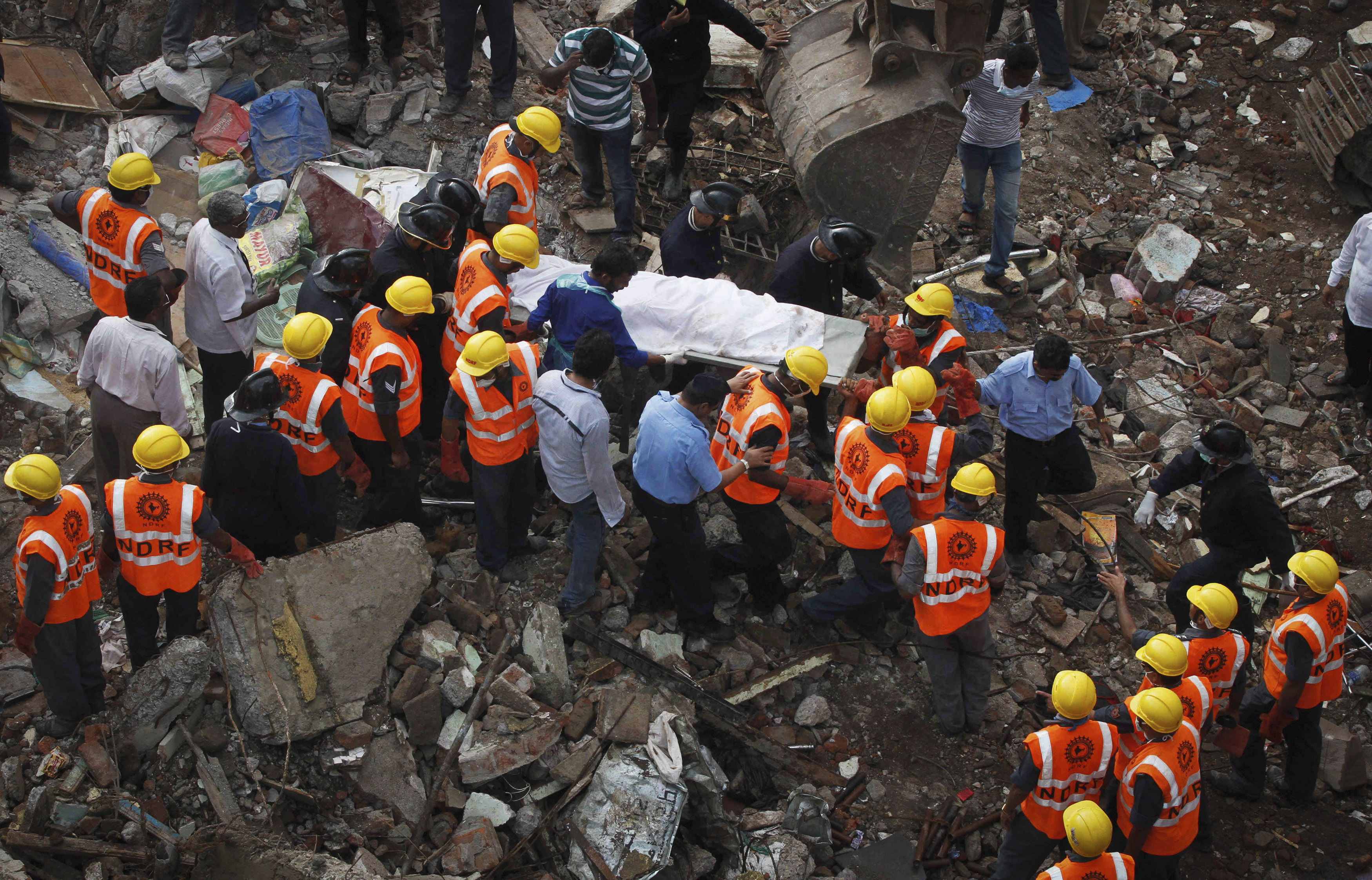 Τετραώροφο κτήριο κατέρρευσε στην Ινδία