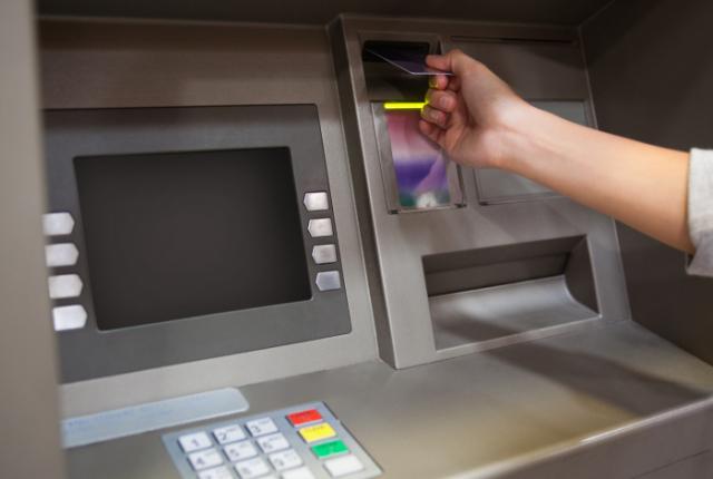 Έκαναν ανάληψη από ATM με κλεμμένη κάρτα
