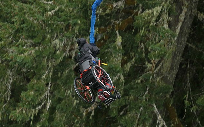 Bungee jumping με αναπηρικό αμαξίδιο