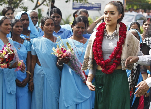 Η αρχαιολογική υπηρεσία της Ινδίας κατήγγειλε τη Μις Κόσμος 2012