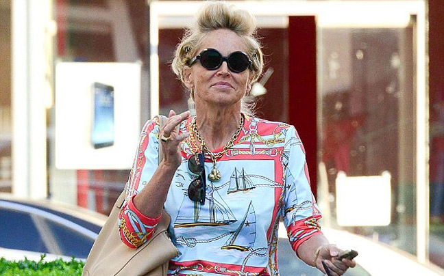 Η Sharon Stone στο δρόμο με τα μπικουτί