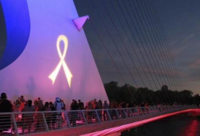 «Βάφουν» ροζ τη γέφυρα Ρίου-Αντιρρίου