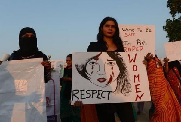 Συνελήφθησαν πέντε άνδρες για τον βιασμό και το φόνο των δύο κοριτσιών στην Ινδία