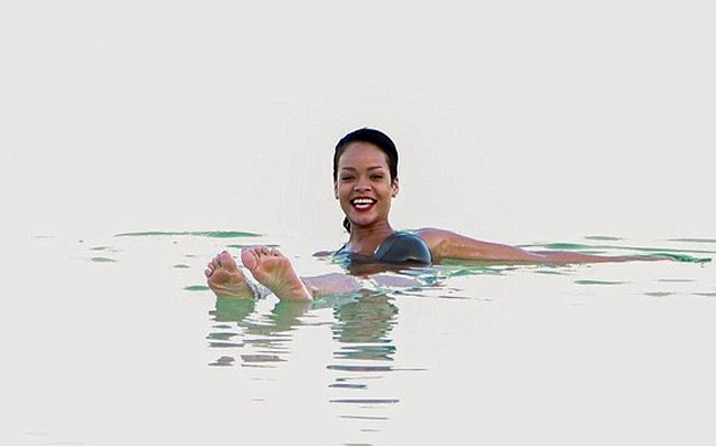 Η Rihanna με σέξι μπικίνι στη Νεκρά θάλασσα