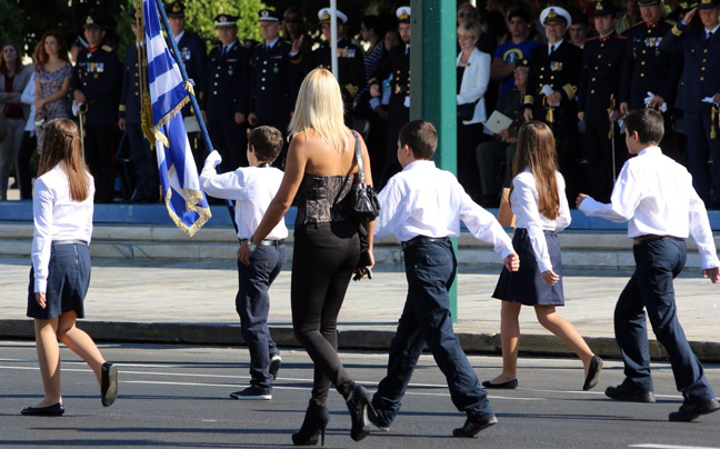 Το δράμα της ξανθιάς δασκάλας της παρέλασης