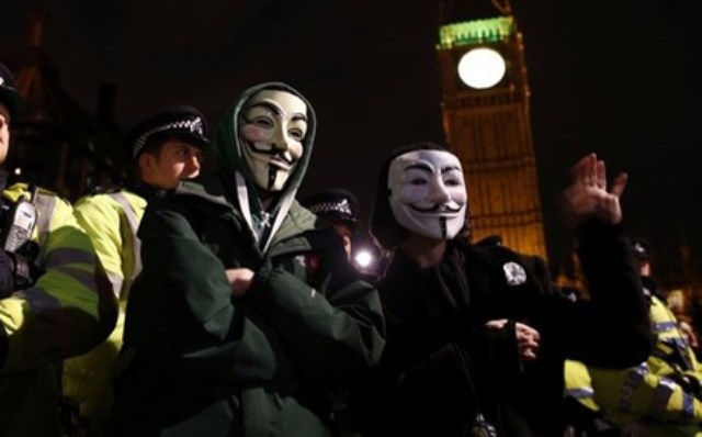 Οι Βρετανοί αναβιώνουν τη «νύχτα με τις μάσκες»