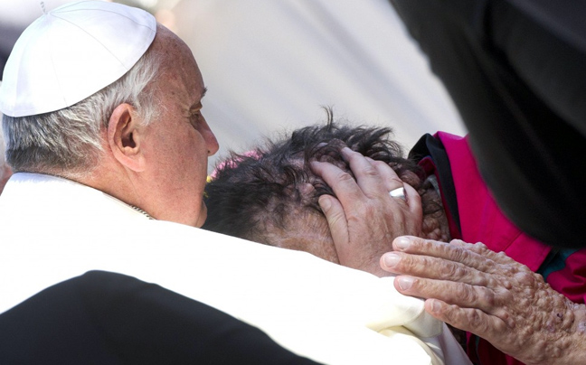 Ο πάπας φίλησε τις πληγές ενός αρρώστου