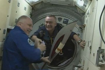Ρώσοι κοσμοναύτες έκαναν&#8230; διαστημικό περίπατο με την ολυμπιακή δάδα