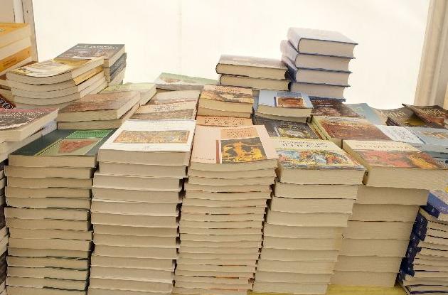 Συνεχίζεται το παζάρι βιβλίου στην πλατεία Κοτζιά