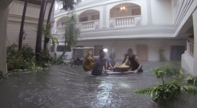 Δραματική επιχείρηση διάσωσης θυμάτων του τυφώνα Χαϊγιάν