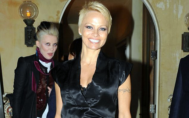 Στιλάτη με τα κοντά μαλλιά η Pamela Anderson